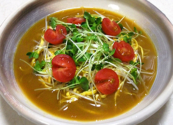 新鮮生野菜の冷やしカレー蕎麦