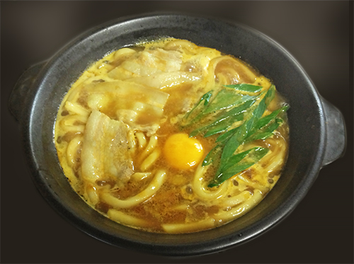 煮込みうどんに卵とねぎを加える