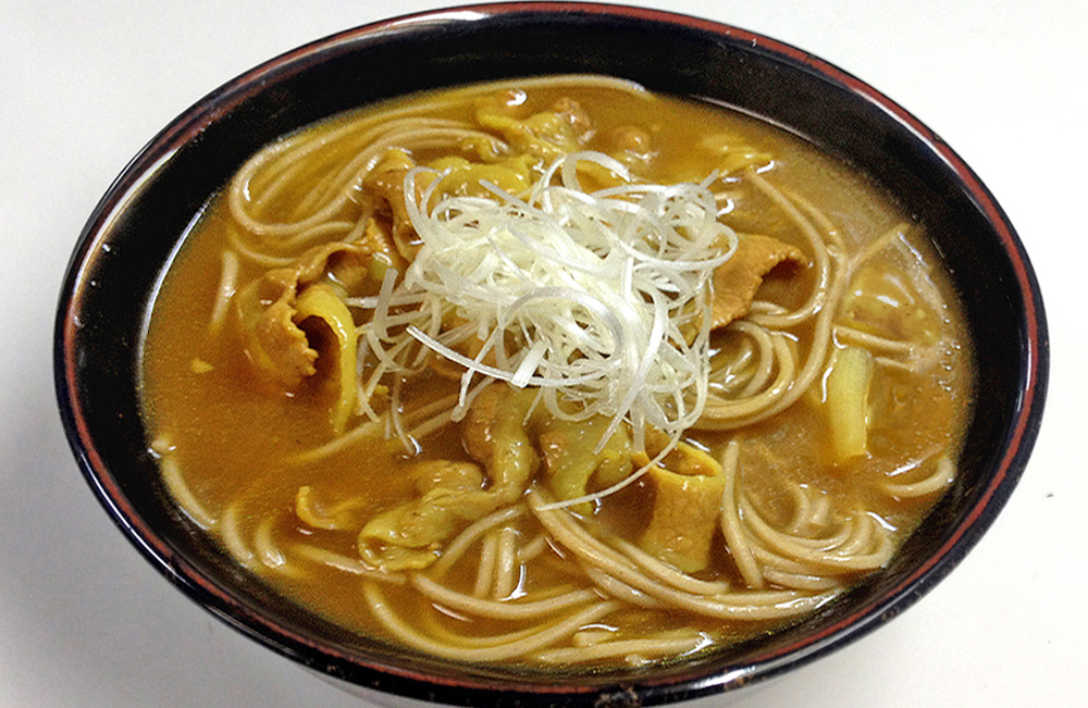 醤油のつゆで味付けしたカレー蕎麦