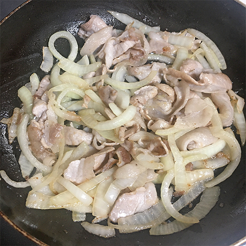 豚肉と玉ねぎをを炒める