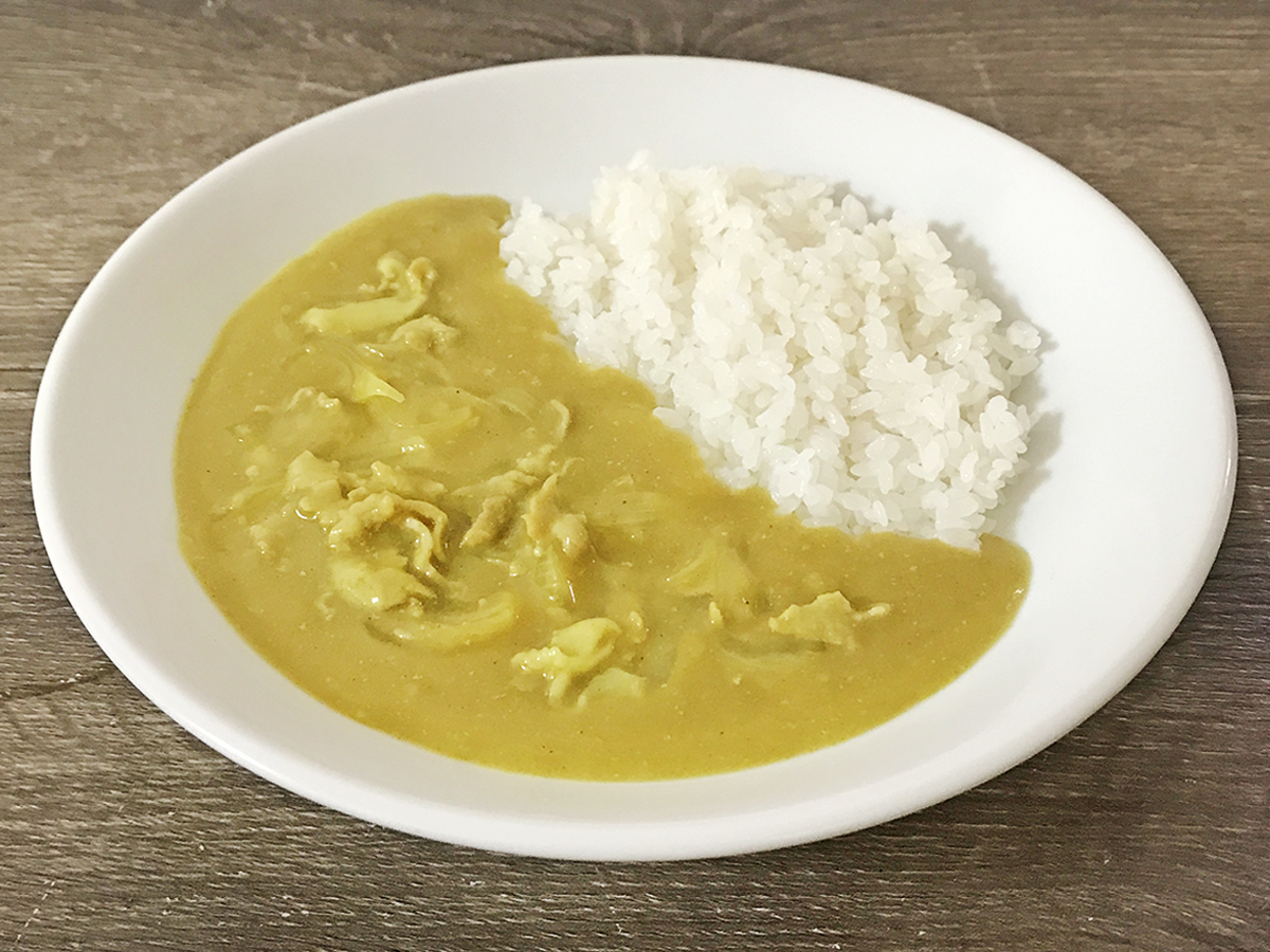 食堂の黄色いカレーライス