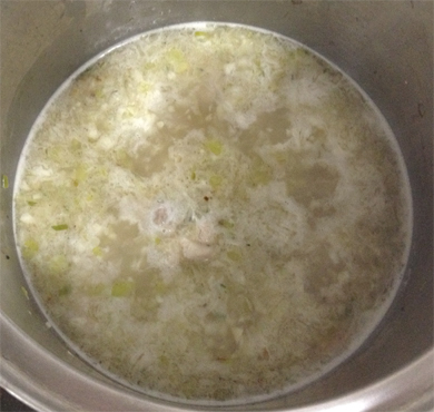 鶏肉と干し貝柱スープを入れて煮る